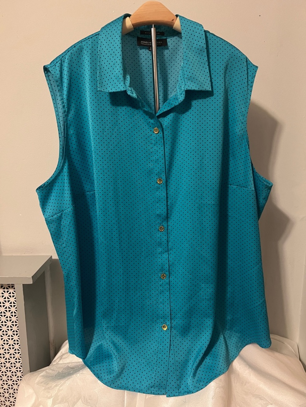Jones New York Teal Sleeveless Button-Front Polka Dot Blouse